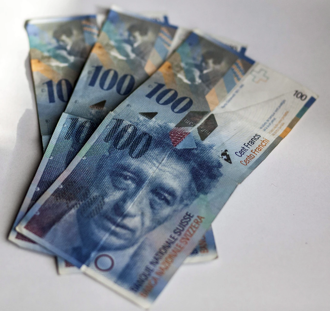 Wyższe koszty kredytu dla frankowiczów. Bank Narodowy Szwajcarii podniósł stopy procentowe do 0,5 proc.